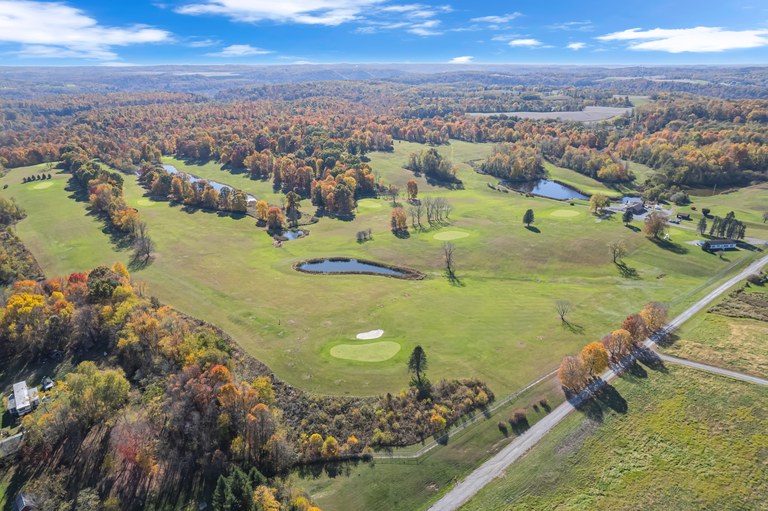 122 Daniels Drive: Se Vende Golf Course en Zona Rural en Ohioville